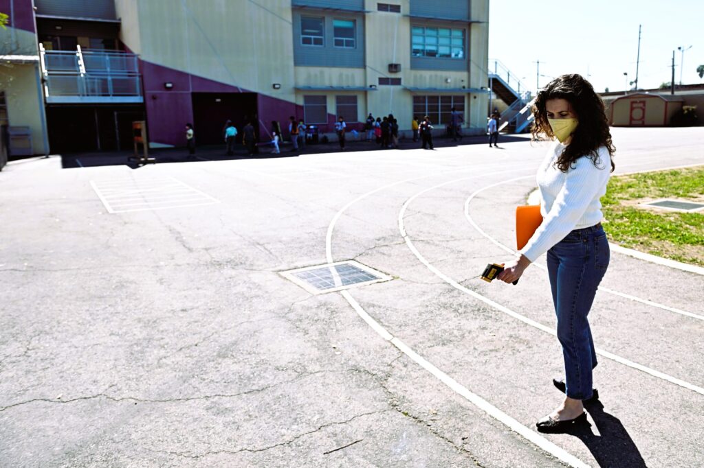 girl measures the asphalt